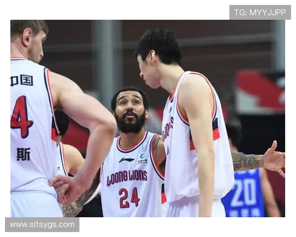 亚特兰大老鹰队迎战强敌激烈对决全场焦点精彩纷呈