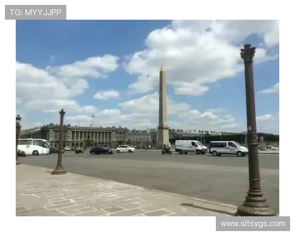 聚焦世界足球巨星成长历程与赛场荣耀瞬间全景深度解析非凡魅力展现